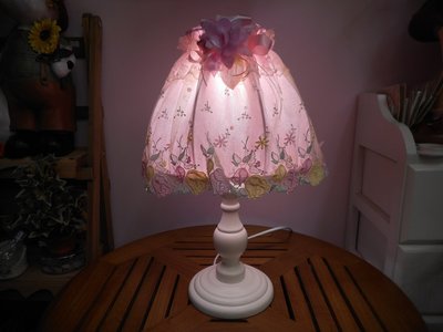 ~~凡爾賽生活精品~~全新白色木製艾菲兒粉色蕾絲刺繡造型桌燈.檯燈~燈光可以微調