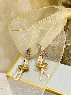 【MOMO全球購】Les Nereides 法國琺瑯首飾品 芭蕾舞女孩 金色裙子銀色羽毛不對稱耳環耳釘耳夾