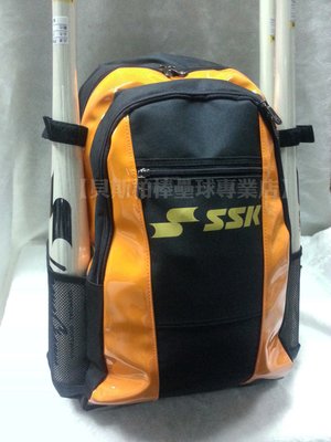 【貝斯柏棒壘球專業店】SSK訂製款棒壘球多功能美式個人裝備袋/後背包,可裝四支球棒金標黑橘配色,超低特價$1700(個)