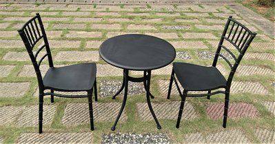 【加百列庭園休閒傢俱】歐式休閒風情~60cm鐵板圓桌+塑鋼製一桌二椅組~戶外休閒桌椅組~陽台庭園景觀咖啡品茗騎樓必備款~