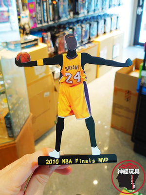 【神經玩具】現貨供應 NBA 球星 Kobe Bryant 湖人隊 主場黃 鐵製 彩色剪影擺飾 柯比布萊恩 小飛俠