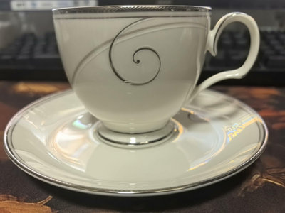 #咖啡杯 則武，Noritake Platinum Wave咖啡杯。 注意，碟子上有輕微擺放痕跡，非常輕微，當瑕疵出，介意勿拍。 杯子口徑8.2CM，高7.2