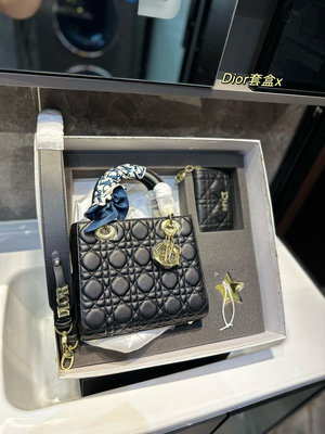 【二手】 （禮盒包裝） Dior 專柜新款迪奧戴妃包錢包掛件