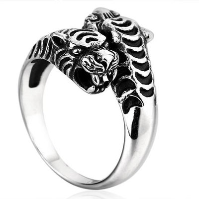 《 QBOX 》FASHION 飾品【RBR8-252】精緻個性雙老虎頭鑄造鈦鋼戒指/戒環