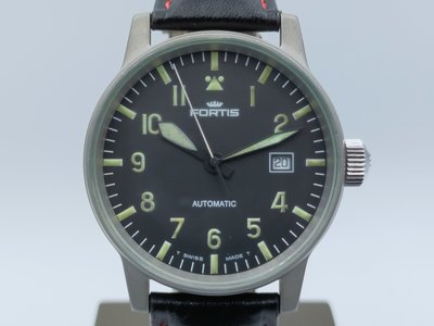 【發條盒子H2527】Fortis Flieger 595 數字黑面 不銹鋼自動  日期顯示 皮帶錶款 男士首選