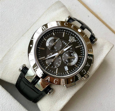 VERSACE V-RACE 銀色框 黑色面錶盤 黑色皮革錶帶 石英 三眼計時 男士手錶 VERQ00520