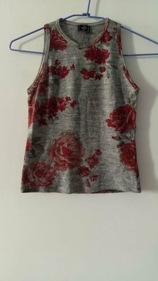（出清）法國品牌 FREE 法國製灰色底紅玫瑰花及深灰色葉，無袖削肩款線衫，尺寸S 。Made in France