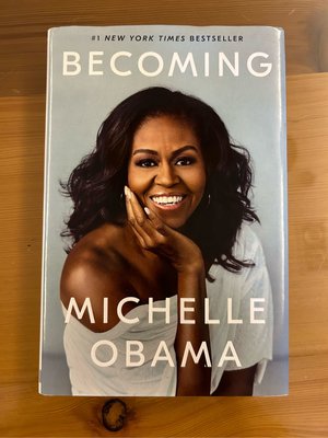 二手書 《Becoming 成為這樣的我：蜜雪兒‧歐巴馬》Michelle Crown 2018/11 英文原著 傳記