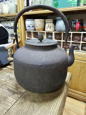 【店主收藏】明治時期，釜師大西風格鐵壺。容量2500毫升左右-9741
