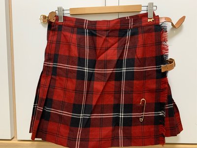 （RB028） 極新Scottish House ～斷貨款紅黑格紋大格紋一片式皮扣別針百褶裙～M號