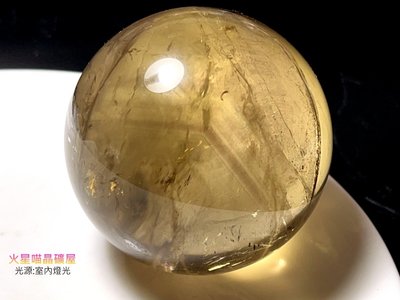 [火星喵晶礦屋]閃爍彩虹光!天然茶黃水晶球、質地透亮、千層山色帶、能量茶黃晶球(贈球座)5.38公分