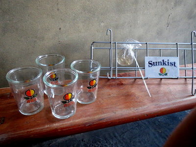 【 金王記拍寶網 】(常5) A493 早期60年代香吉士老玻璃厚杯+鐵架  早期玻璃杯 老玻璃杯 正老品 一起售 罕見稀少~
