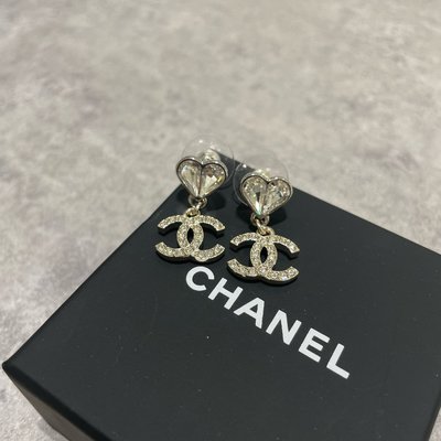 Chanel logo鑽愛心垂式耳環 耳針式 鑲鑽 淡金色 《精品女王全新＆二手》