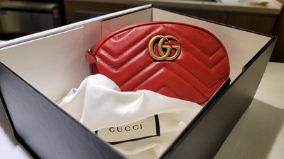 Gucci Marmont matelassé 紅色皮帶小腰包