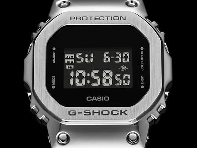 【金台鐘錶】CASIO卡西歐G-SHOCK (金屬質感不鏽鋼)搭配樹脂錶帶 經典的方型(男) GM-5600-1