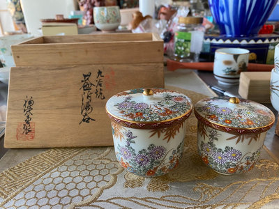 日本瓷器九谷燒福榮堂做青粒花草夫妻蓋杯一對，原木箱，全品，有