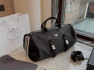 熱款直購#Prada × Adidas 聯名款旅行包Re-Nylon黑色衣物包手提包50*25cm