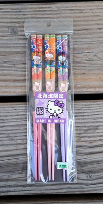 全新~(日本製) Sanrio三麗鷗 北海道限定 KITTY 凱蒂貓 造型竹筷 天然竹筷