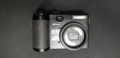 NIKON COOLPIX P5100.無電池測試.不確定好壞.以零件擺飾相機出售.無保證.無退換.無配件.