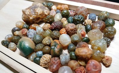 【巽玉閣】阿拉善戈壁地表筋脈瑪瑙原石珠子料一批-散石,珠子,奇石,DIY