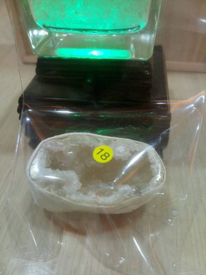 (No.N018) 摩洛哥白水晶 迷你晶洞 + 七彩LED 燈座