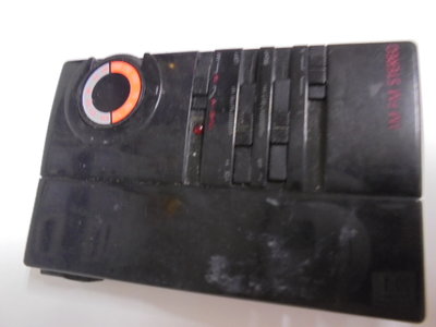 古董黑色 AM/FM 口袋型、外掛型收音機(附有天線)，內建喇叭，實物如照片。