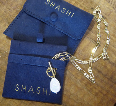 保證真品!美國設計師品牌SHASHI美國製鍍18K金+養殖珍珠時尚扣環設計金項鍊(很適合搭配其他項鍊多層配戴唷)