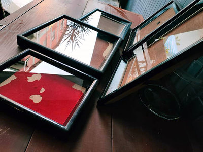 TP 立體 玻璃訂製 老裝框 一批 . 有的是檜木製 年代皆久遠 . 有的可立桌 有的壁掛 . 最大36.5/30.3