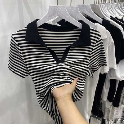 洋氣百搭V領條紋短袖t恤女2022夏裝新款小眾設計感辣妹上衣ins潮-熱銷，