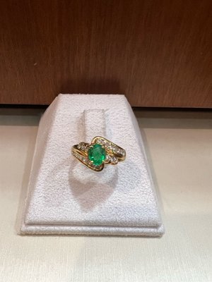 58分天然祖母綠鑽石戒指，天然鑽石配上天然祖母綠，超值優惠價28800元，現貨只有一個賣掉就沒有，鑽石白亮寶石鮮綠