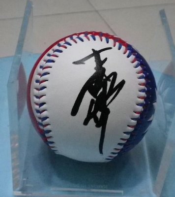 棒球天地---賣場唯一-- 前兄弟象小曹曹錦輝親筆簽名新版國旗浮雕球.字跡漂亮
