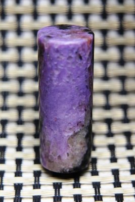 一天然紫龍晶一圓型印章一直徑1.8高5.1公分重36公克.