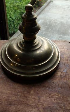 早期 銅燈 銅骨架 老銀行燈 . 拉繩開關 正常使用 . 燈罩完整 銅架漂亮 . 一處極小微嗑 不影響使用