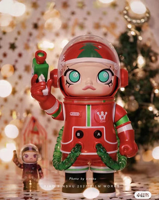 聖誕 Mega Molly 400% 一雙雪花大眼睛 紅綠的經典配色 分分鐘把聖誕氛圍拉🈵️ 氧氣罐裏裝滿了小雪球 可愛到爆 新品預售價格超級好