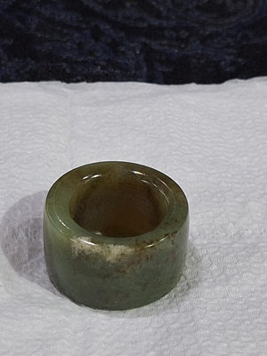 金欣古玩，天然和闐玉，芝麻沙海藻料和闐玉板指：和闐玉戒指拍賣21,8圍／02484