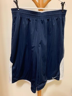 衣市藍~NIKE DRI-FIT 雙面籃球運動短褲 (L~腰鬆緊帶微鬆~深藍/白~) (210715)
