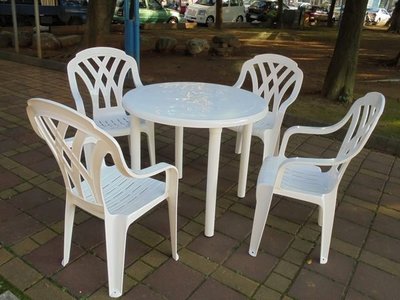 兄弟牌白色塑膠格網高背椅+90cm塑膠圓桌,/一桌四椅組~庭院自用營業都適合，物美價廉休閒傢俱必備!!