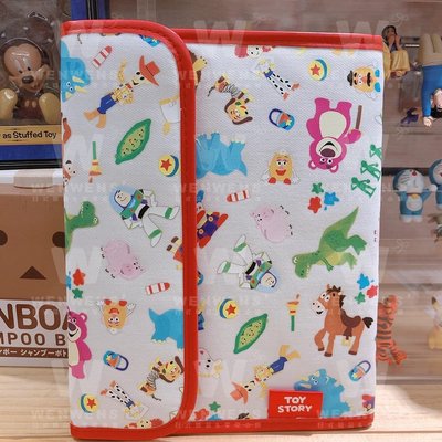 【Wenwens】日本 正版 迪士尼 玩具總動員 多夾層 萬用包 收納包 三眼怪 胡迪 媽媽手冊 媽媽包 存摺包
