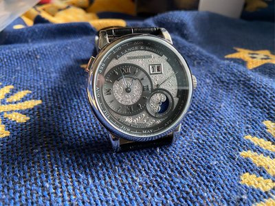 Kris錶配~ alange朗格 雕花銀盤 大日曆 星期飛返 日月相功能 複雜功能腕錶 日本精工機械機芯