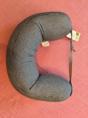 U型枕 護頸枕 微粒子頸枕 靠枕 旅行 飛機枕(灰底黑條紋)