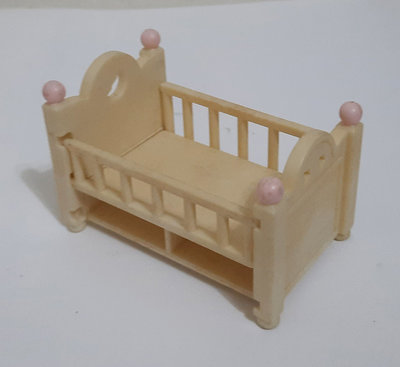 娃娃屋配件 米白色單人床/嬰兒床(床欄可降)