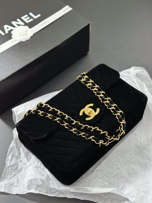 Chanel vintage maxi 黑金v 紋絨面大logo金扣貝嫂包單肩包。有盒子 有標。成色很好，包身挺