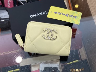 ☆最愛二手精品☆ CHANEL 19 全新香奈兒淡黃色山羊皮皮穿鍊銀釦 LOGOㄇ字拉鍊卡片夾零錢包 AP0949 C2741