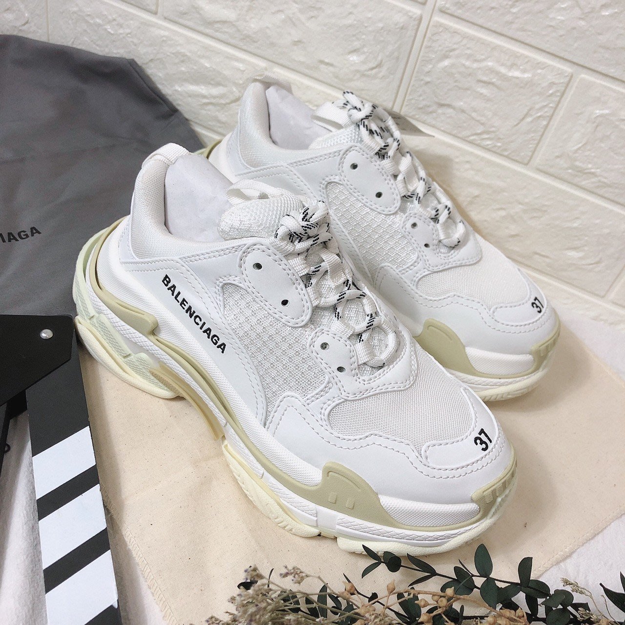 Balenciaga triple s 老爹鞋白米杏色| Yahoo奇摩拍賣