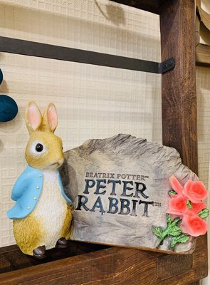 卡朵傢飾～peter pabbit 經典 彼得兔 台灣公司貨 比得兔 POLY 桌邊擺飾品 玫瑰與立兔 仿石紋 收藏品 藝術品 書房擺飾 樹脂 花園 陽台