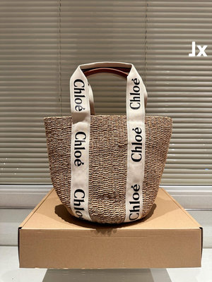 【二手包包】禮盒chloe這個新款草編包菜籃子印logo的手提袋和皮肩帶還有草編的組合真的好清爽炒適合海邊， NO3779
