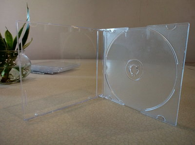 光碟盒 CD VCD DVD 卡匣 保存匣 保存盒。一片裝，塑膠硬殼 無膜 正面透明 底面霧色。二手，全新未曾使用。