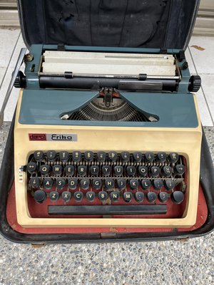 ［冠頴工房］古董英文打字機德國原裝ERIKA 32英文機械打字機，可使用收藏擺飾（惟左側塑膠板有斷，不影響操作）