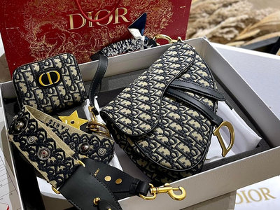 ELLA代購#超級禮盒回饋老顧客 送錢包 星星掛件絲巾 證書Vi限定 套組 Dior Saddle Baby 1419117