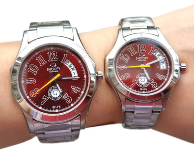 【卡漫迷】 75折 Snoopy 金屬錶 日期星期 紅 剩左邊款 ㊣版 手錶 史努比史奴比 男錶女錶 對錶 不鏽鋼 鐵錶